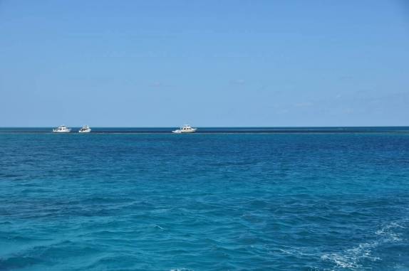 Barcos ancorados sobre o Blue Hole, na grande barreira de corais, em Belize